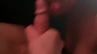 Сексуальная шлюшка вкусно сосет член в машине